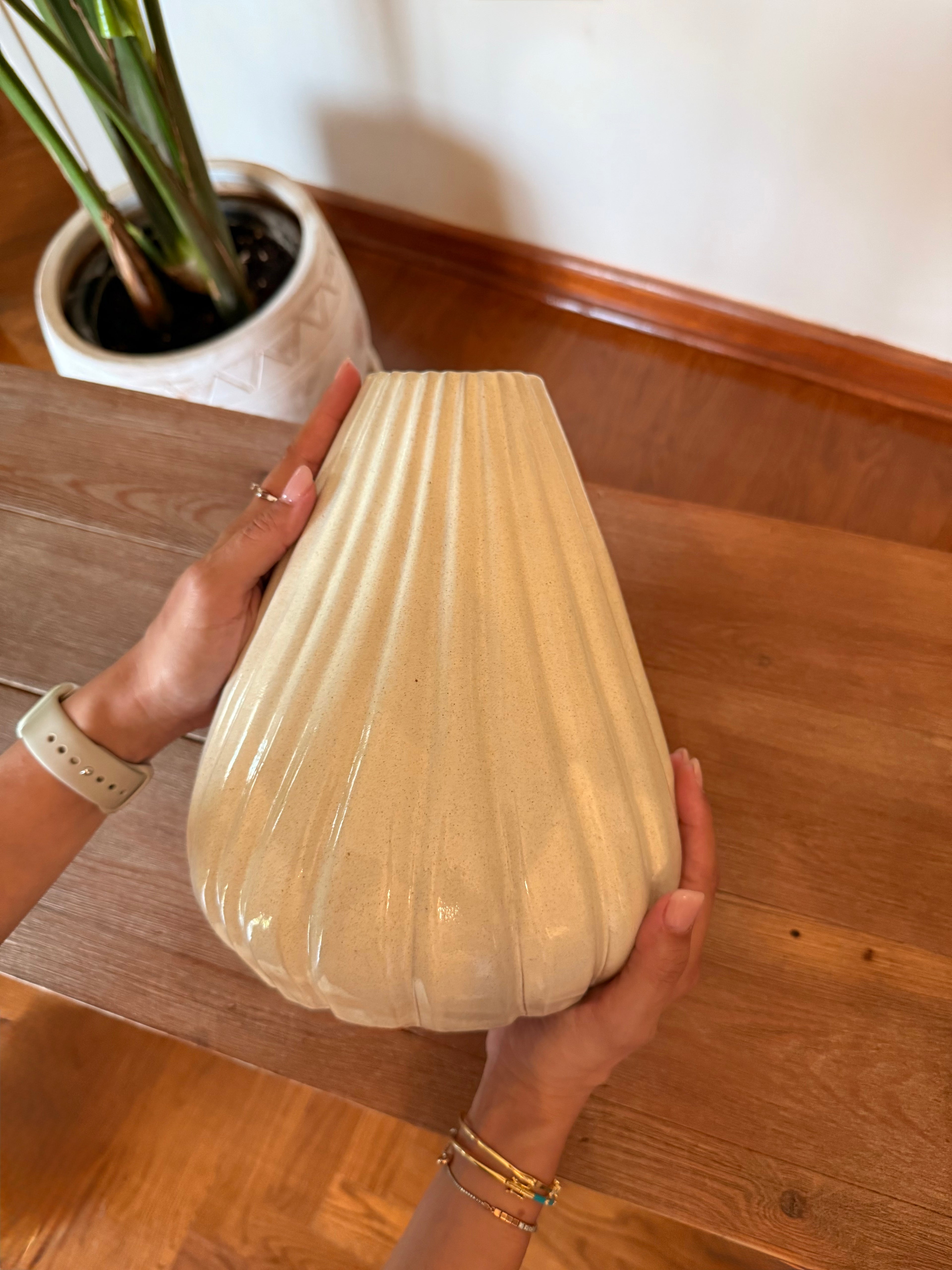 Shell Vase - Ivory